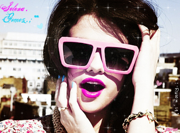 35853242_TCKSAOCOQ - Selena Gomez Glittery Photos