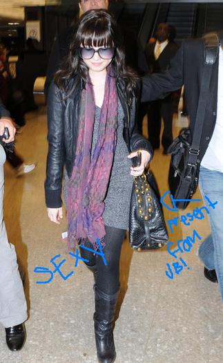 demi-arrives-at-washington-dc-1 - Demi Lovato Arriving in Washington DC