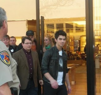 Jonas Brothers northpark shoppers (1) - Jonas Brothers northpark shoppers