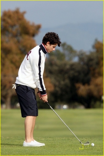 normal_022 - Nick-Out to go golfing in Los Angeles-with selena-i am gelous