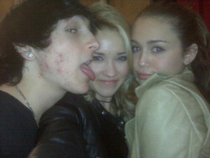 Miley Cyrus - Twitter Emily Osment (2)