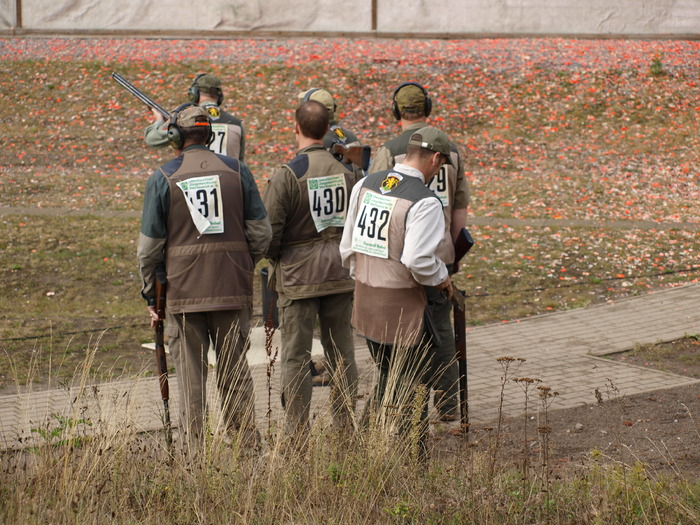 _9051342; Everyone watching as Ed prepare to shoot his second double.
