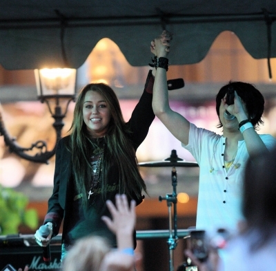 Miley Cyrus (14) - 0 Miley Cyrus-Mitchel Mussos Free Concert at The Grove 0