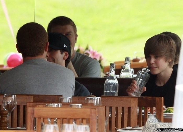 Justin Bieber Out for Lunch in Sydney (2)
