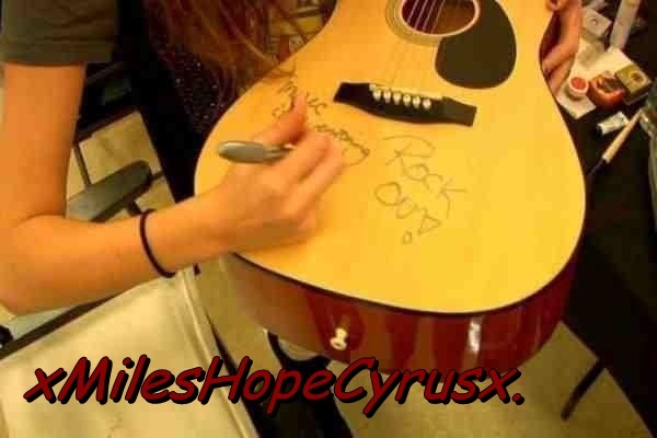 Guitar =) http://xMilesHopeCyrusx.deget.net