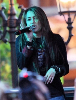 Miley Cyrus (15) - 0 Miley Cyrus-Mitchel Mussos Free Concert at The Grove 0