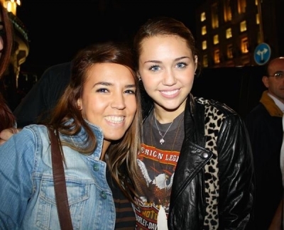 Yaay! Her fan is so happy - x Miley with her fans x
