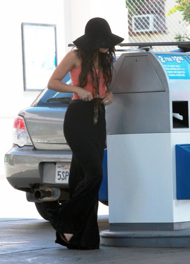 Vanessa+Hudgens+Pumping+Gas+Hollywood+teF8M8214Stl