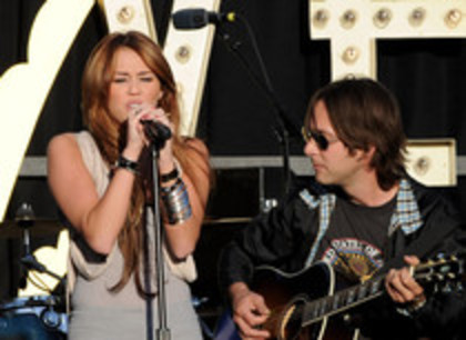 15290222_PCCKLOIJA - Miley Cyrus Performs At Make-A-Wish Foundations World Wish Day