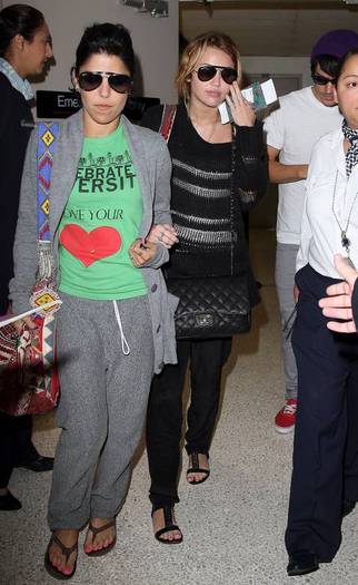 Miley-Cyrus_COM_LAXAirport_8Sept2010_09