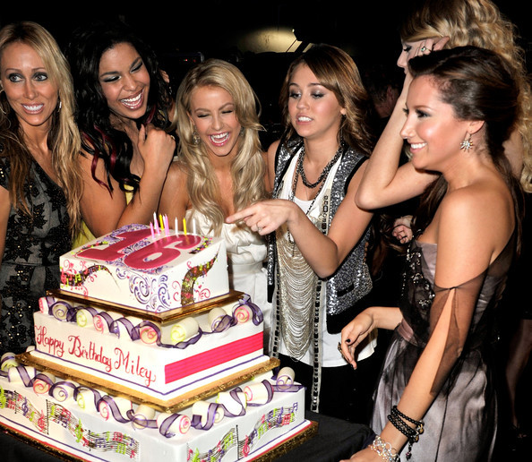 2008+American+Music+Awards+Audience+Backstage+M_XUh-ghCvkl - Miley Happy Birthday
