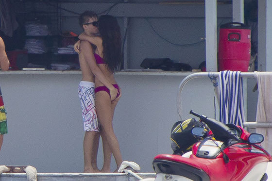 Justin-Bieber-Selena-Gomez-grabbing-ass