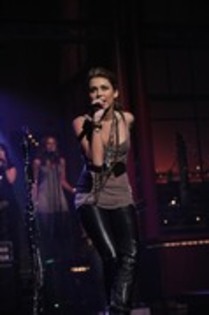 17469488_DGEWNSAZR - miley cyrus 2010 17 iunie Miley Canta la The Late Show