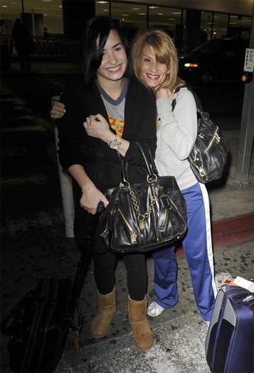 091023-11 - demi lovato and her mother