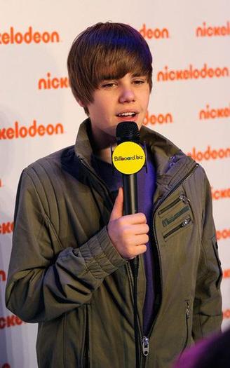 justin-bieber-031110-14