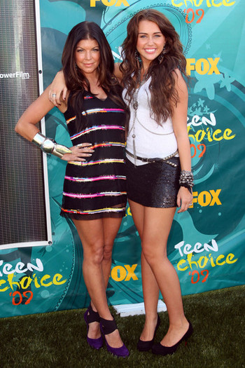 2009 Teen Choice Awards Arrivals WBetV9_d9XJl - paparazzi pics