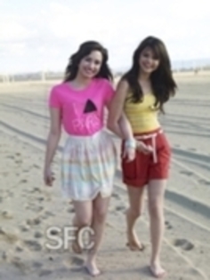 13693242_EVFEJRAJM - Selena and Demi