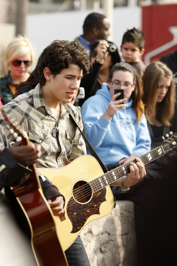 Nick+Jonas+put+impromptu+acoustic+session+ZSaFLr1WSuDl - Nick Jonas Performing In Sherman Oaks