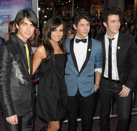 jonas-brothers-premiere-with-demi - Demi Lovato and Jonas Brothers