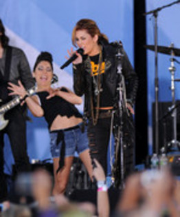 17025025_GUFMDQFNX - Miley Cyrus Performs On ABC s Good Morning America-June 18 2010