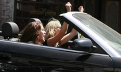 EGTFHKOCVMIANDXJNNU - Miley and her mother drive to Hollywood