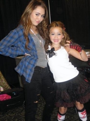 Miley Cyrus - With her Family 2010 (5)