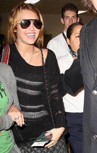 Miley-Cyrus_COM_LAXAirport_8Sept2010_16