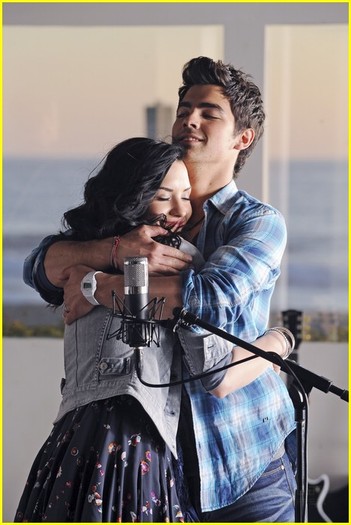 joe-jonas-demi-lovato-sing-oceans-02 - x - Demii And JOe Jonas