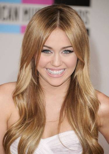 miley-cyrus-dot-com_events-amas2010-21nov2010-0005