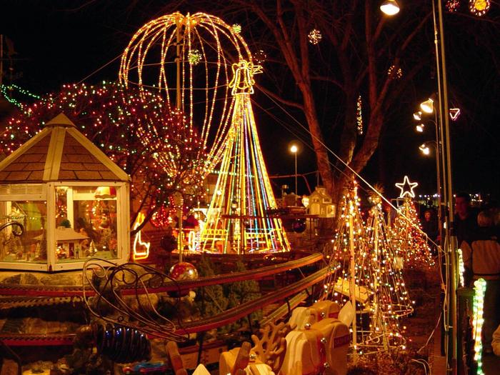 Christmas_Wallpaper_Tree_Lights_Town