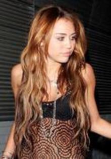 16075597_ZTQBKIAFF - Miley Cyrus super style