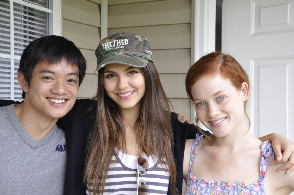 Here\'s a pic of @OsricChau ,Jane Levy,& I before we embarked on our epic Chagrin falls adventure.#f - 0 0 _ Ayee _ Vicky is back