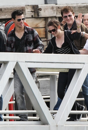 Kristen-Stewart-and-Taylor_3 - Actorii Twilight Surprinsi In Diferite Momente