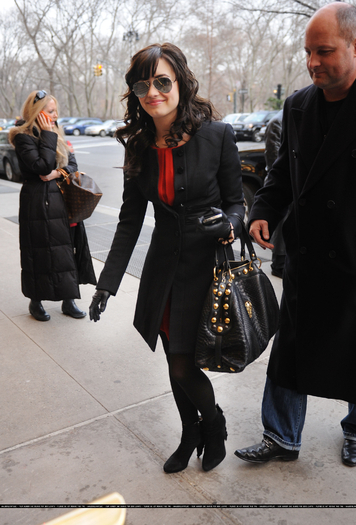 17387995_SOHHWQSPO - Arriving at her hotel in New York City