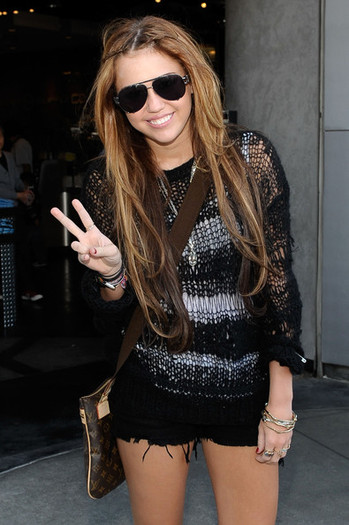 Miley+Cyrus+Visits+Universal+Studios+Hollywood+KIsiHGcQavxl - Miley Cyrus visits universal studios Hollywood
