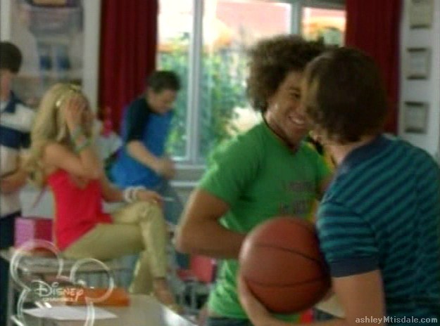 ashleyMtisdale_com-highschoolmusical2-whattimeisit-045