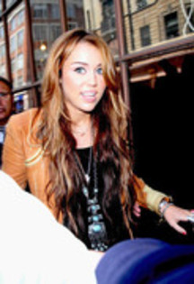 17048205_NHBPWCCUJ - Miley Cyrus Leaves Radio 1
