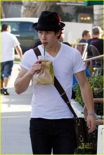 normal_nick-jonas-fedora-fresh-07