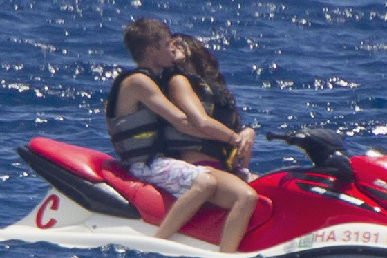 Justin-Bieber-Selena-Gomez-kissing-hawaii-2011