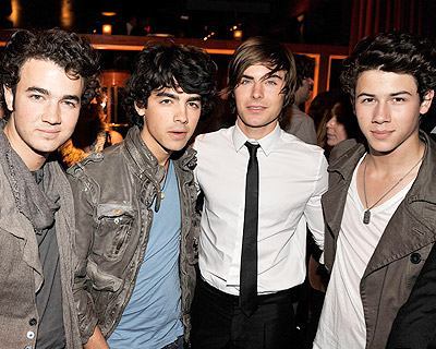 400_jonasbros_zefron_090414_85984150_0_0_0x0_400x320