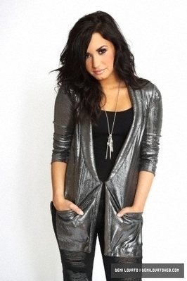 Demi-Photoshoot-demi-lovato-16943427-266-399