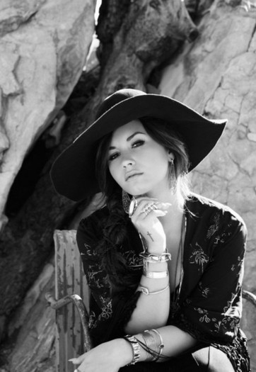 Demi-Photoshoots-H-Walsh-2011-demi-lovato-26646928-640-926