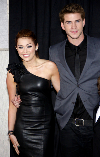 miley-cyrus-liam-hemsworth-032510