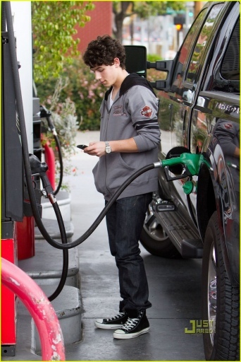 normal_nick-jonas-gas-station-03 - nick-gas station-i love these photos