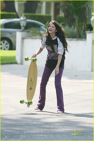 selena-gomez-sick-skateboarder-16