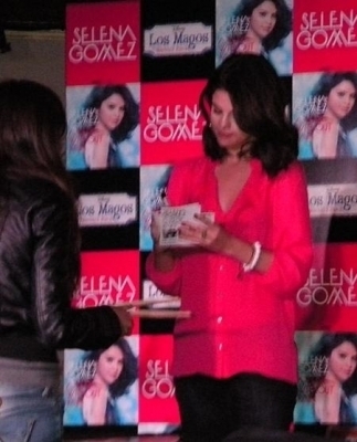 7 - Autograph Signing In Madrid