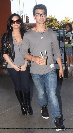 17363399_NROCNIGSP - At Whole Foods with Joe in Los Angeles