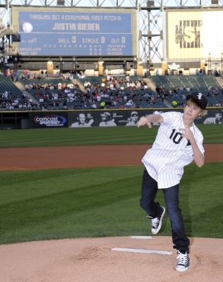 Justin Bieber throws out a ceremonial first pitch (3) - Justin Bieber throws out a ceremonial first pitch