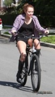 26264031_XOIXPOFLB - x Riding Her Bike in Toluca Lake