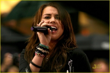 Smiley (3) - Miley Cyrus - TODAY show 28th August 2009